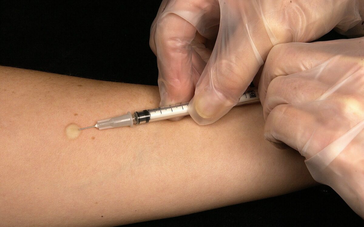 Corona-Impfung eine Spritze wird in einen Arm gestochen Corona-Impfung eine Spritze wird in einen Arm gestochen